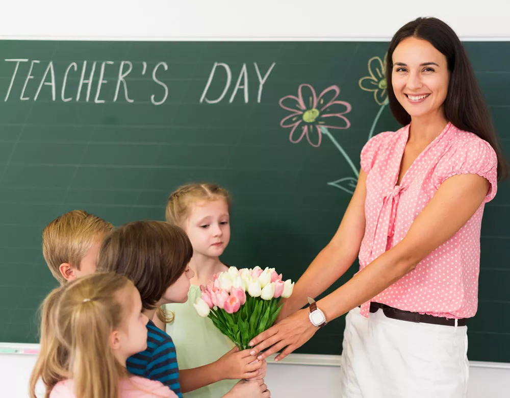 kids-giving-flowers-their-teacher